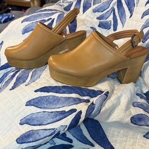 Women's Tan Platform Clogs 11  4 inch heel NWOT Universal threads